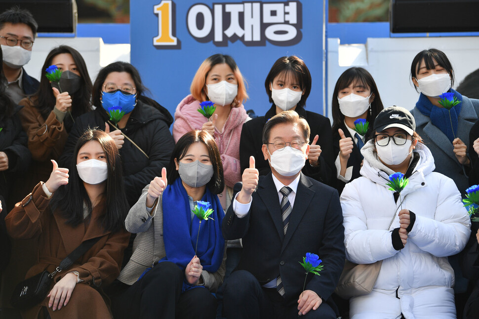 더불어민주당 이재명 대선 후보가 3일 오후 서울 종로구 보신각터에서 열린 ‘우리 모두를 위해, 성평등 사회로' 여성 유세에서 박지현 선대위 디지털성범죄근절특별위원장(앞줄 왼쪽 두 번째) 등 참석자들과 기념 촬영을 하고 있다. 공동취재사진