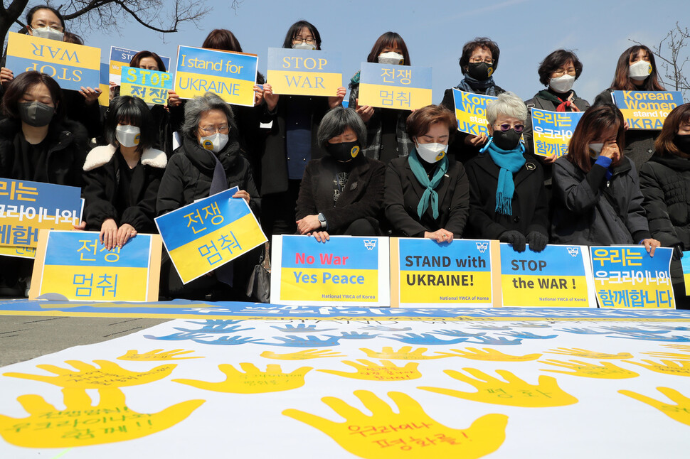 3.8세계여성의 날인 8일 오전 서울 중구 주한 러시아대사관 인근에서 서울여성노동자회, 여성평화포럼, 기독여민회, 평화를 만드는 여성회, 한국여성단체연합, 한국여성의 전화, 한국 YWCA연합회 등 여성시민단체 회원들이 우크라이나 전쟁 반대 여성평화 시위 중 희생자들을 위해 묵념하고 있다. 김태형 기자 xogud555@hani.co.kr