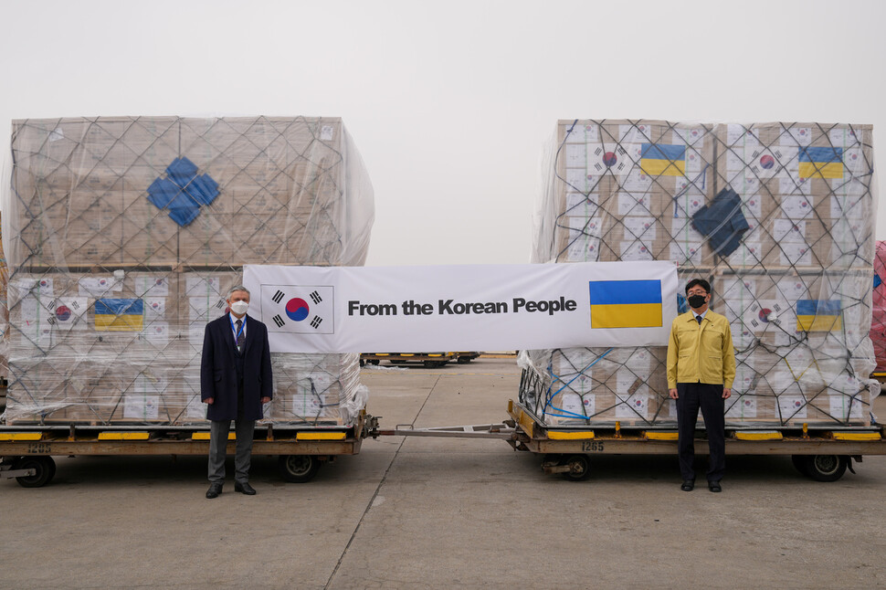 외교부는 긴급 의료품 40만톤을 우크라이나에 전달했다고 9일 밝혔다. 원도연 외교부 개발협력국장과 드미트로 포노마렌코 주한 우크라이나 대사가 이날 인천공항에서 긴급 의료품 현지 수송에 앞서 전달식을 하는 장면. 외교부 제공