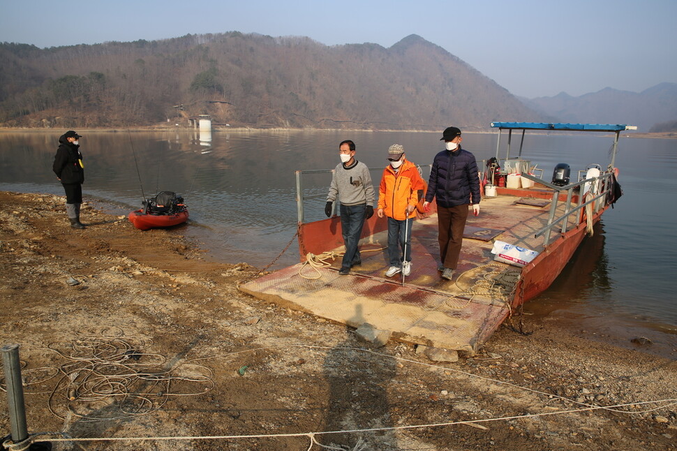 충북 옥천군 옥천읍 오대리 주민들이 9일 오전 투표를 하기 위해 배에서 내리고 있다. 옥천군청 제공