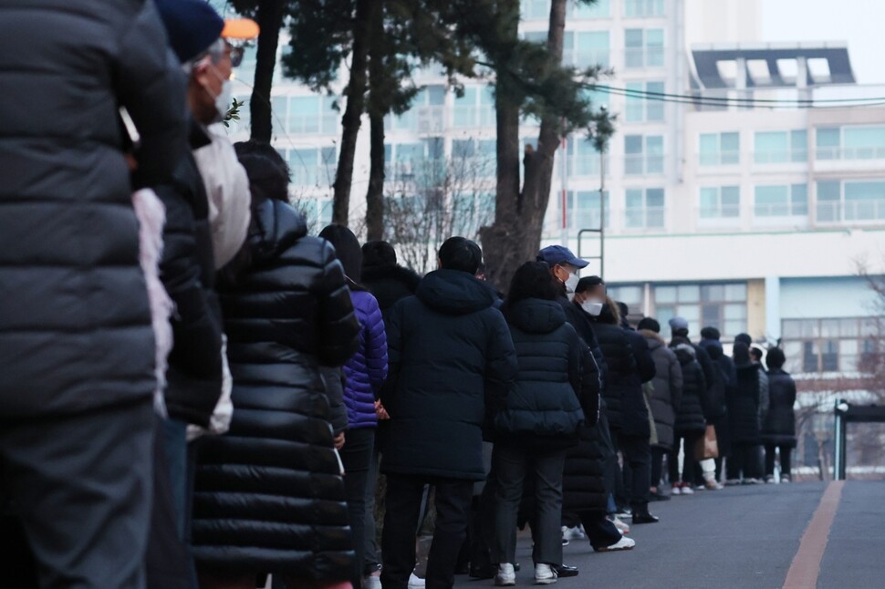 9일 오전 서울 강남구 삼성2동 제3투표소(언주중학교)에서 유권자들이 투표를 위해 길게 줄을 서고 있다. 연합뉴스