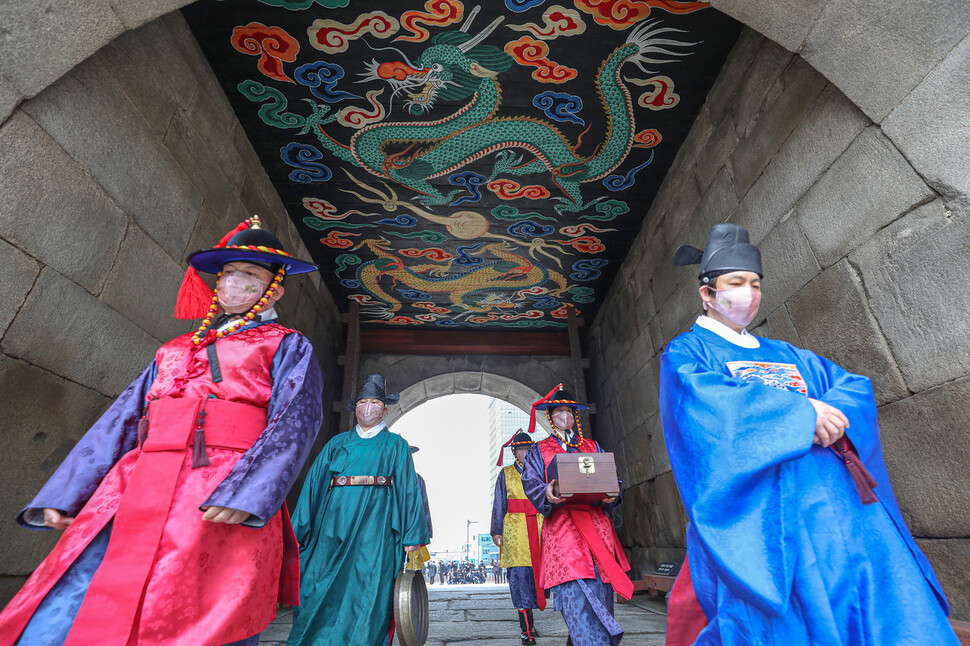 15일 오전 서울 중구 숭례문에서 성문을 여닫는 개폐의식을 재현하는 행사가 열리고 있다. 수문군이 성문을 여닫는 개폐의식을 선보이는 것은 이번이 처음이다. 개폐의식은 월요일을 제외한 주 6일 진행되며 오전 10시에 도성문이 열리고 오후 3시 30분에 문이 닫힌다. 공동취재사진