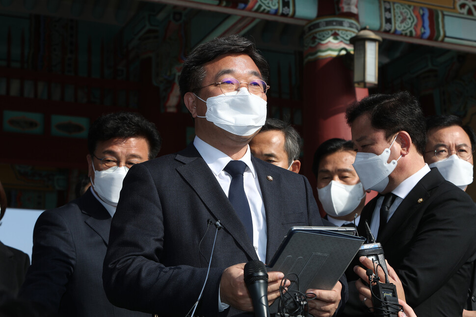 윤호중 더불어민주당 비대위원장이 16일 오전 광주 북구 운정동 국립 5·18민주묘지를 참배한 뒤 호남 지역민에게 대선 패배 결과를 사과하는 입장문을 낭독하고 있다. 연합뉴스