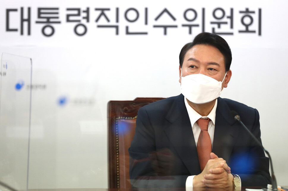 윤석열 대통령 당선자가 24일 서울 종로구 통의동 대통령직인수위원회에서 열린 지역균형발전특별위원회 임명장 수여식을 마친 뒤 인사말을 하고 있다. 연합뉴스