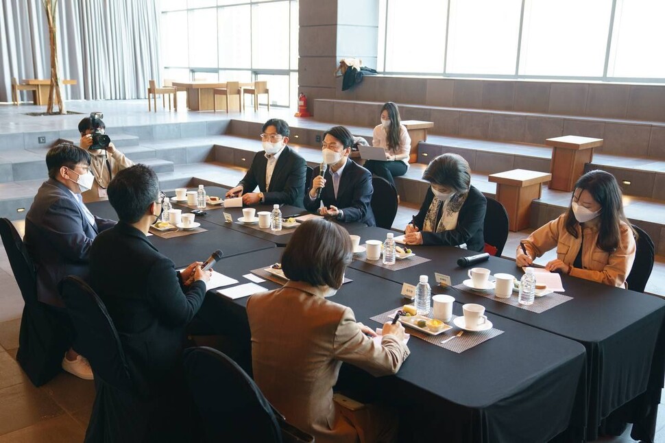 안철수 인수위원장이 2일 서울 용산구 하이브 본사를 찾아 하이브 방시혁 하이브 의장, 박지원 대표이사와 간담회를 갖고 있다. 연합뉴스