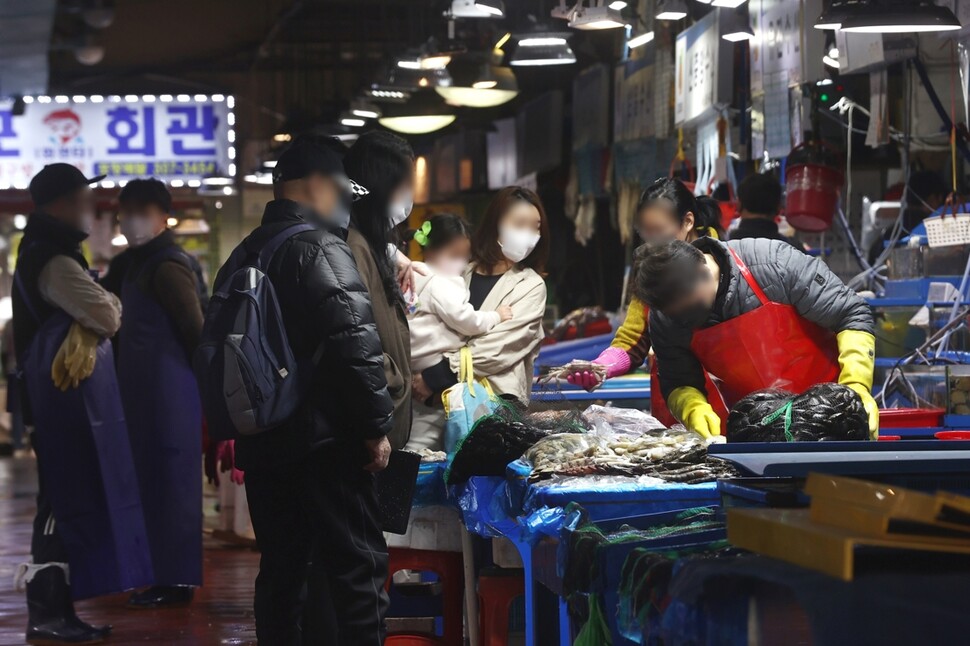 3월 소비자물가 상승률이 약 10년 만에 4%대로 치솟았다. 사진은 이날 서울의 한 회센터. 연합뉴스