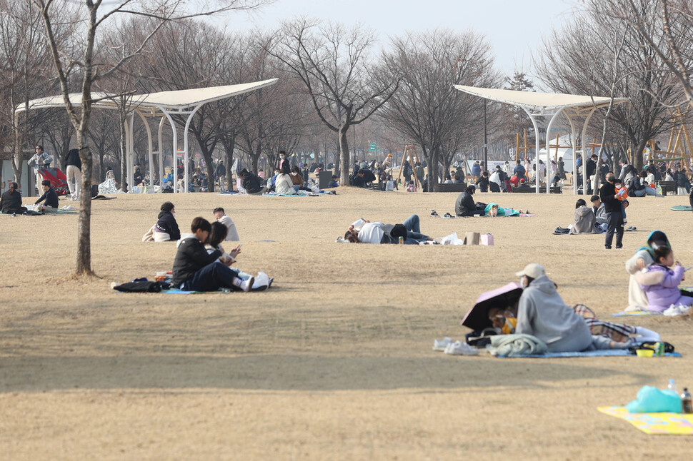 봄 날씨를 보인 지난달 9일 오후 서울 여의도 한강공원에서 시민들이 휴식을 취하고 있다. 연합뉴스