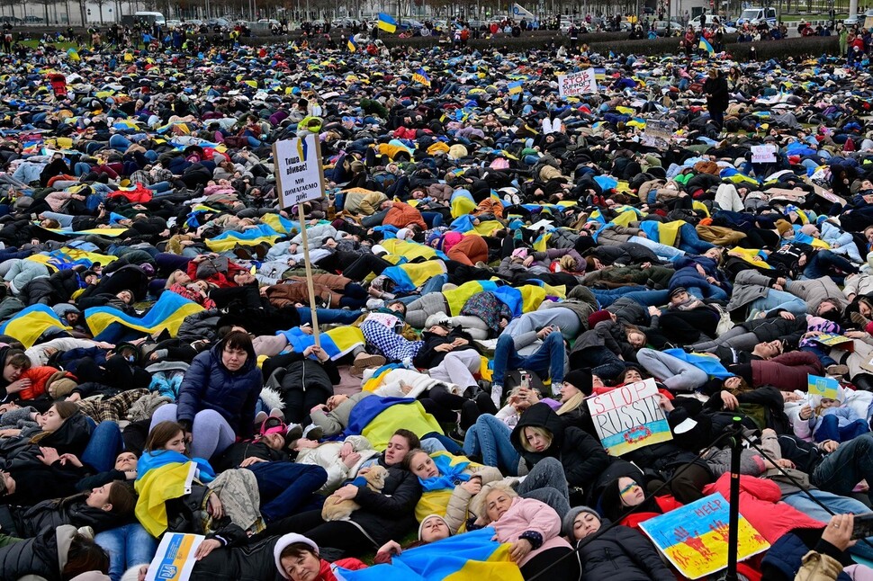 6일 독일 수도 베를린 의회 앞에서 시민들이 러시아산 원유와 천연가스 즉각적 수입 중단을 요구하며 죽은 것처럼 드러눕는 시위를 하고 있다. 올라프 숄츠 독일 총리는 이날 의회에서 우크라이나 지원을 강화하고 독일의 러시아산 에너지 의존도를 낮추겠다고 약속했다. 베를린/AFP 연합뉴스