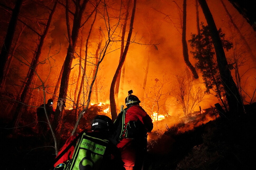 산림당국이 11일 오전 6시 일출과 함께 산림청 헬기 7대와 군부대 헬기 13대 등 헬기 27대를 투입해 양구에서 난 산불을 진화하고 있다. 산림청 제공