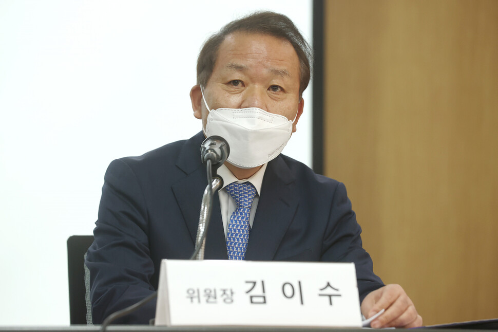 11일 오전 서울 종로구 변호사회관에서 열린 가습기살균제 피해구제를 위한 조정위원회 기자간담회에서 김이수 위원장이 인사말을 하고 있다. 연합뉴스