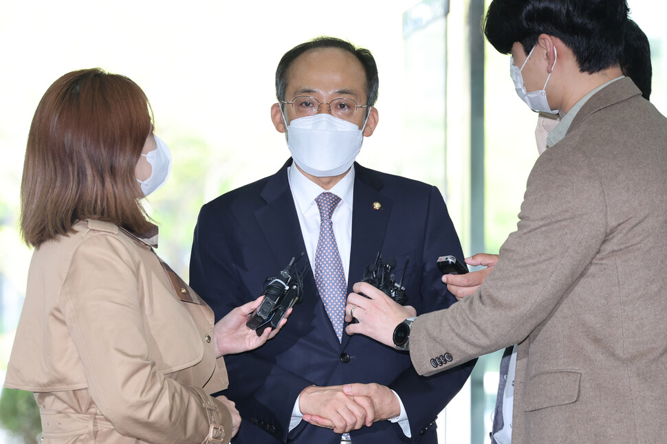 추경호 경제부총리 겸 기획재정부 장관 후보자가 11일 오전 서울 중구 예금보험공사에 마련된 청문회 준비 사무실로 출근하며 취재진의 질문에 답하고 있다. 연합뉴스