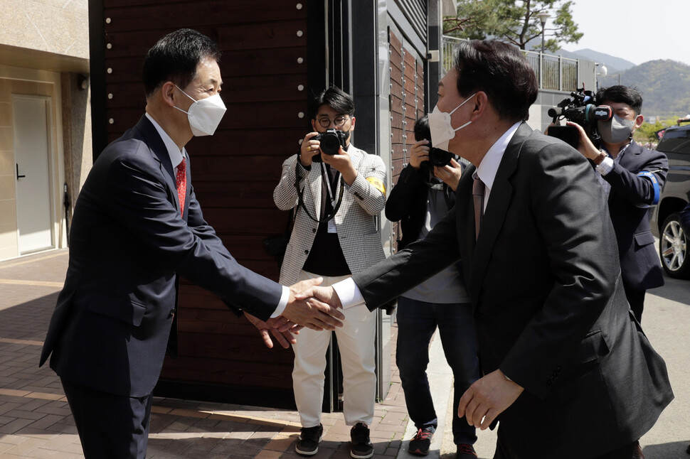 윤석열 대통령 당선자가 12일 낮 대구 달성군 유가읍 박근혜 전 대통령 사저를 찾아 마중 나온 유영하 변호사와 인사하고 있다. 대구/김명진 기자 littleprince@hani.co.kr