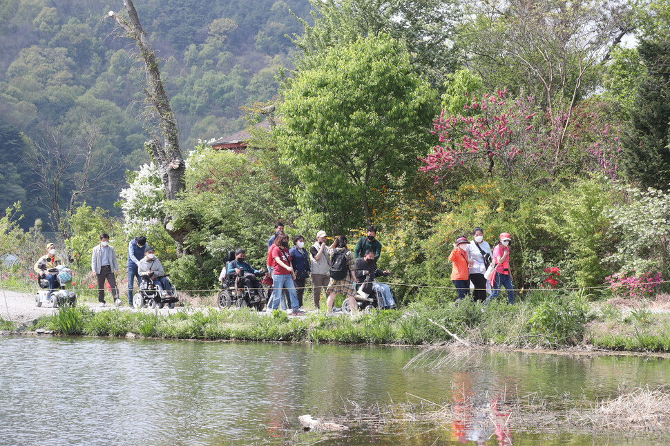 19일 오후 대구광역시 달성군 송해공원에 봄소풍을 나온 질라라비 장애인 야학 학생들과 선생님들이 오랜만에 봄정취를 느끼고 있다. 대구/백소아 기자 thanks@hani.co.kr