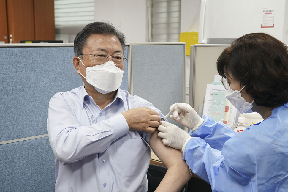 문재인 대통령이 25일 서울 종로구 보건소에서 코로나19 백신 4차 접종을 하고 있다. 청와대사진기자단