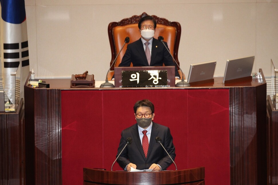 권성동 국민의힘 원내대표가 27일 오후 국회에서 본회의가 개의되자 ‘검수완박’ 법안 관련 무제한 토론(필리버스터)을 하고 있다. 공동취재사진