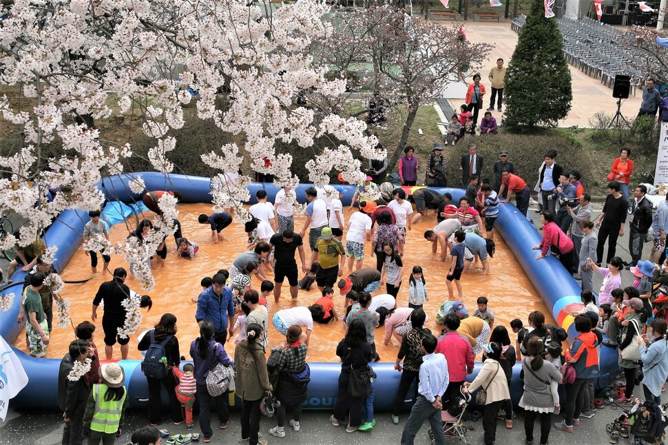 2019년 경남 창녕 부곡온천축제 모습. 코로나19 사태 때문에 2020년과 2021년 취소됐던 축제가 올해 다시 열린다. 경남도 제공