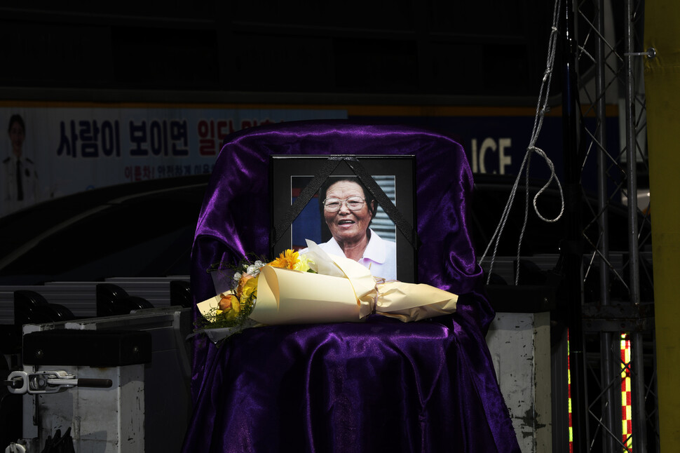 제1542차 일본군성노예제 문제해결을 위한 정기 수요시위가 열린 4일 낮 서울 종로구 옛 일본대사관 앞 단상에 지난 1일 별세한 일본군 위안부 피해자 김양주 할머니의 영정사진이 놓여 있다. 김명진 기자 littleprince@hani.co.kr