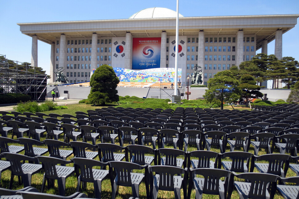 제20대 대통령 취임식을 닷새 앞둔 5일 오후 서울 여의도 국회 본청 앞에 취임식 초청자들이 앉을 의자가 놓여 있다. 김봉규 선임기자 bong9@hani.co.kr