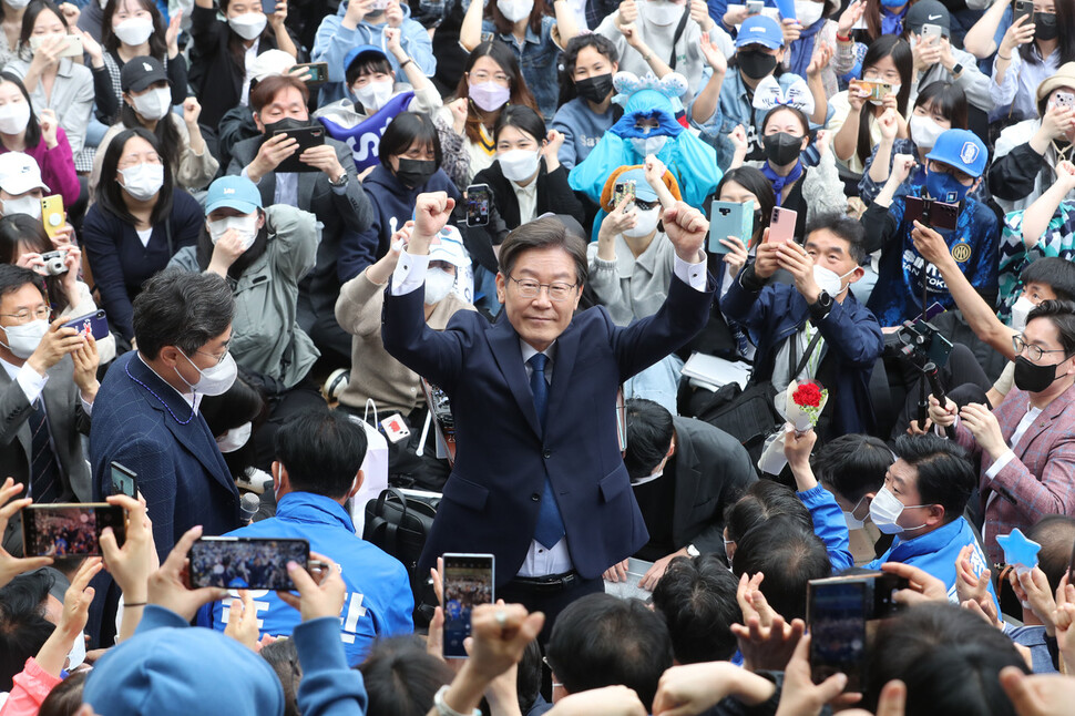 인천 계양을 국회의원 보궐선거에 나서는 더불어민주당 이재명 상임고문이 8일 인천 계양산 야외공연장에서 열린 출마 선언 기자회견에서 지지자들에게 인사하고 있다. 공동취재사진