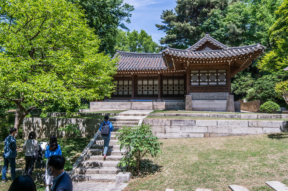 10일 오후 서울 종로구 청와대 개방 행사에 참가한 시민들이 청와대 경내 문화유산인 침류각을 둘러보고 있다. 공동취재사진