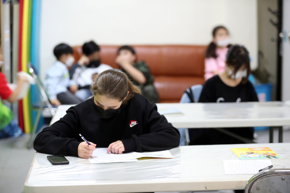 알비나는 인터뷰 직전까지 한국어 공부를 손에서 놓지 않았다. 광주/ 이정용 선임기자