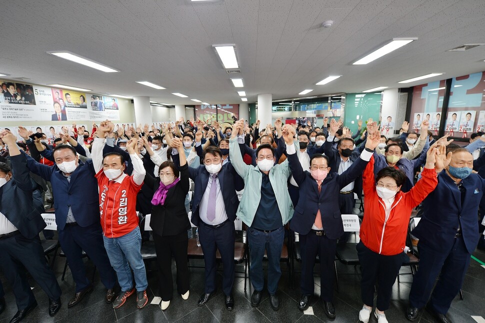 김영환 국민의힘 충북지사 당선자(앞줄 오른쪽 넷째)가 승리에 환호하고 있다. 김영환 후보 캠프 제공