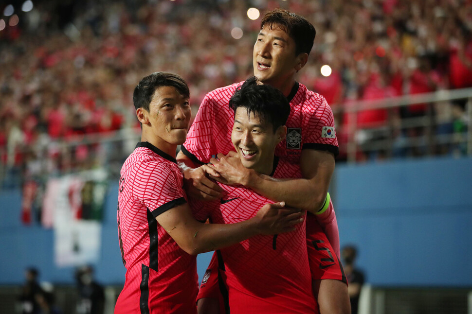 6일 오후 대전월드컵경기장에서 열린 남자 축구 국가대표팀 평가전 대한민국 대 칠레의 경기에서 대한민국 손흥민이 골을 넣은 뒤 기뻐하고 있다. 대전/김혜윤 기자 unique@hani.co.kr