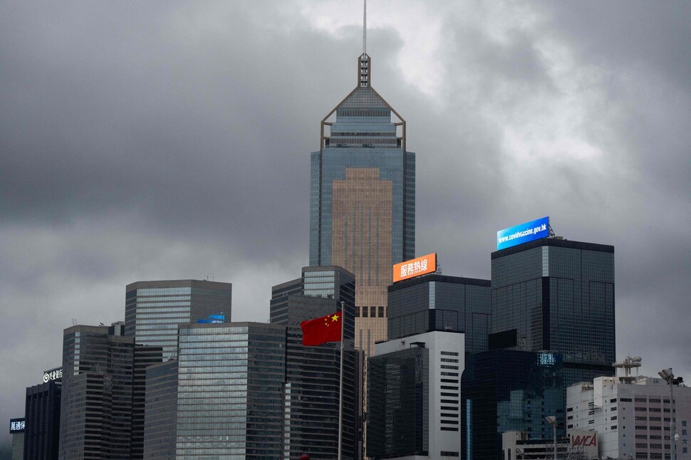 12일 홍콩에 중국 국기가 휘날리고 있다. 홍콩/AFP 연합뉴스