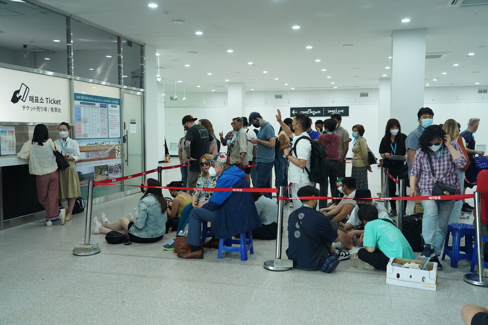 지난 14일 오전 8시30분께 경기 파주시 임진각 DMZ관광 매표소 앞에서 외국인관광객들이 셔틀버스 표를 구입하기 위해 줄지어 기다리고 있다. 박경만 기자 <a href="mailto:mania@hani.co.kr">mania@hani.co.kr</a>