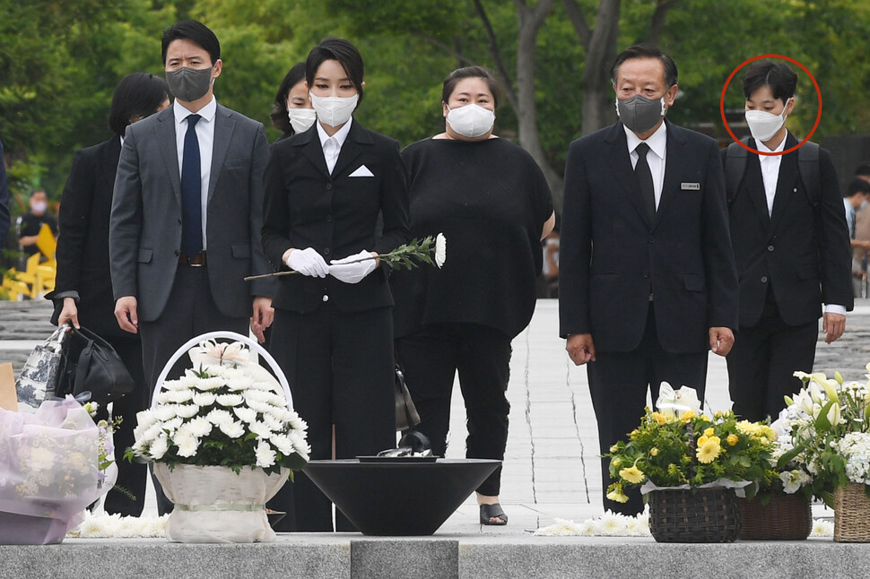 김건희 여사가 지난 13일 경남 김해시 진영읍 봉하마을 고 노무현 전 대통령 묘역 헌화분향단상에서 헌화하고있다. 빨간 원 속 인물이 대통령 비서실 소속 정아무개씨로, 김 여사가 코바나컨텐츠 대표일 당시 수행을 담당했던 코바나컨텐츠 직원이었다. 대통령실사진기자단