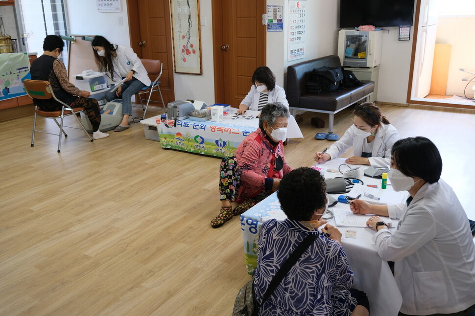 충북 영동군 상촌면 유곡2리 주민들이 16일 마을을 찾은 ‘삼도봉 생활권 산골 마을 의료·문화 행복 버스’ 진료를 받고 있다. 영동군 제공