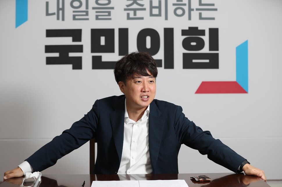 이준석 국민의힘 대표가 16일 오전 국회에서 &lt;한겨레&gt;와 인터뷰하고 있다. 김봉규 선임기자 bong9@hani.co.kr