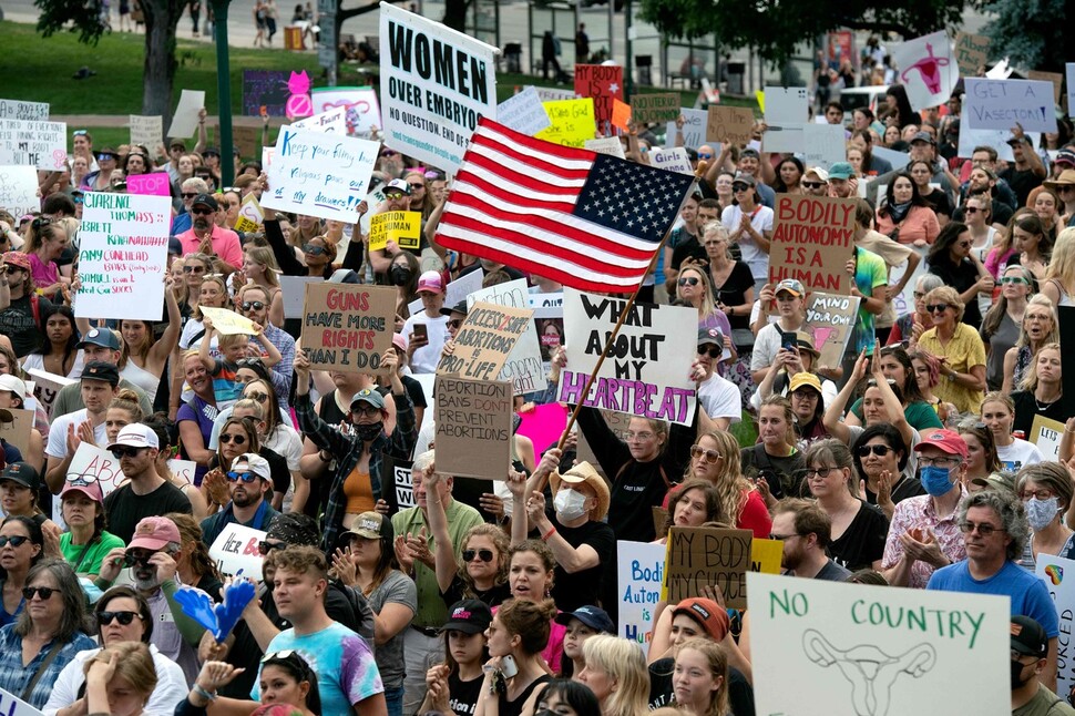 지난 27일 임신중지권 활동가들이 미국 덴버주 콜로라도 주의회 의사당 앞에서 시위하고 있다. AFP 연합뉴스