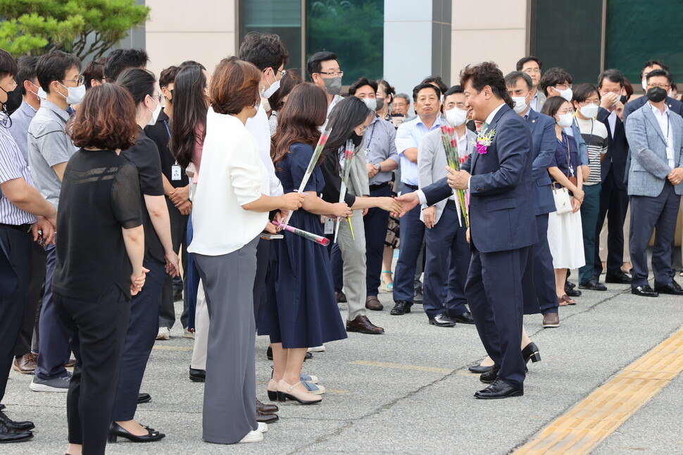 김병우 충북교육감(오른쪽 가슴에 꽃 단 이)이 28일 퇴임식 뒤 직원들과 정을 나누고 있다. 충북교육청 제공