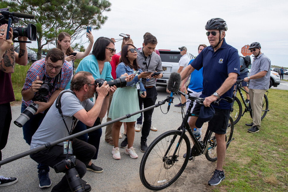 10일 조 바이든 미국 대통령이 델라웨어주 레호보스의 고던 호수에서 자전거를 타던 중 언론의 질문에 답하고 있다. 로이터 연합뉴스