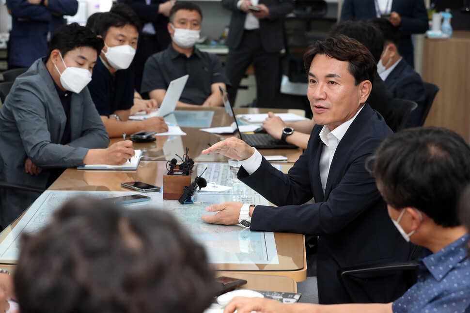 김진태 강원지사가 11일 강원도청 기자실에서 이준석 국민의힘 대표에 대한 ‘당원권 6개월 정지’ 징계 결정에 대해 “마음이 아프다”며 안타까운 심경을 밝히고 있다. 강원도 제공