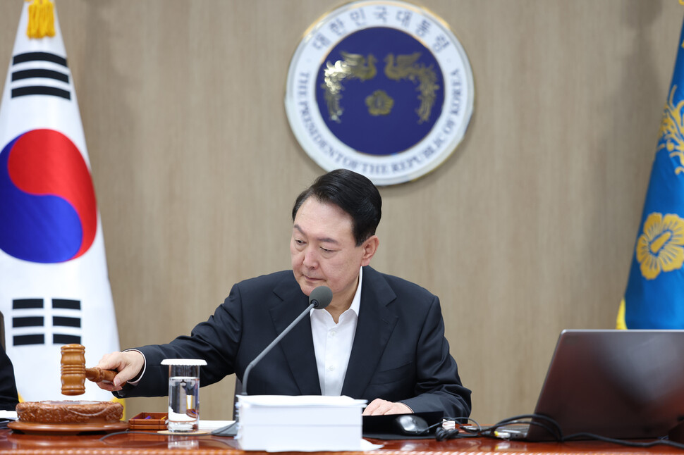 윤석열 대통령이 19일 용산 대통령실에서 열린 국무회의에서 의사봉을 두드리고 있다. 대통령실사진기자단