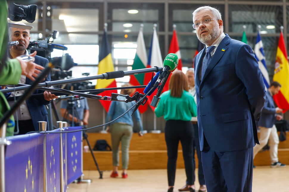 게르만 갈루셴코 우크라이나 에너지부 장관이 26일 벨기에 브뤼셸에서 열린 유럽의회 에너지 장관회의에 언론에 발언하고 있다. EPA 연합뉴스