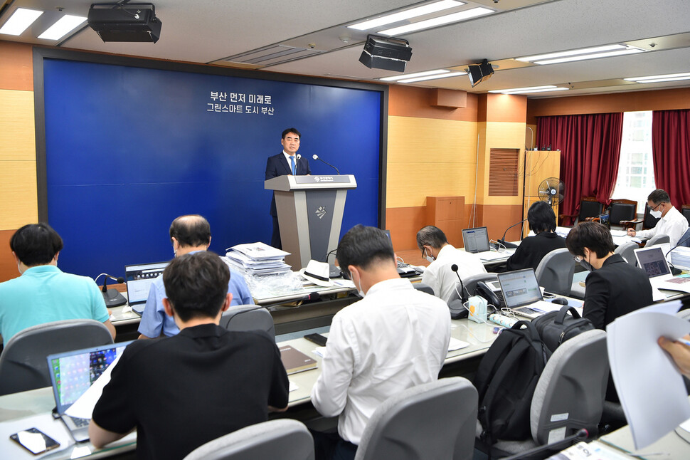 이성권 부산시 경제부시장은 1일 부산시청 브리핑룸에서 부산시 공공기관 효율화 방향을 발표했다. 부산시 제공