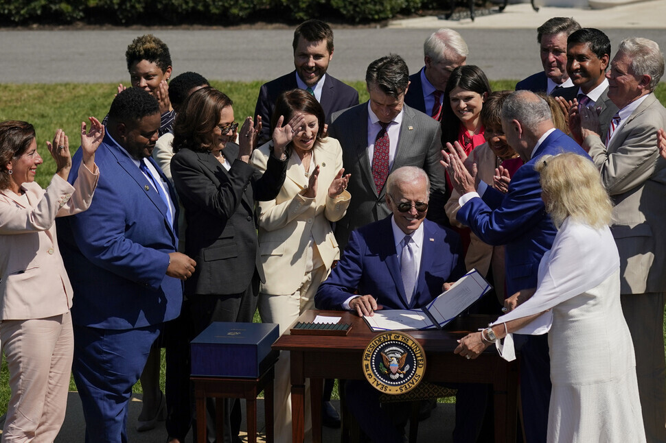 9일 조 바이든 미국 대통령이 백악관 잔디밭에서 ‘반도체 칩과 과학법’에 서명하고 있다. EPA 연합뉴스
