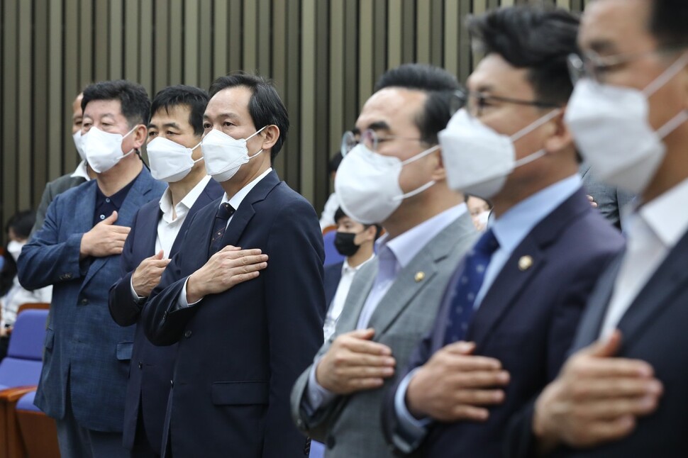 더불어민주당 우상호 비상대책위원장과 의원들이 25일 오전 국회에서 열린 의원총회에서 국민의례를 하고 있다. 공동취재사진