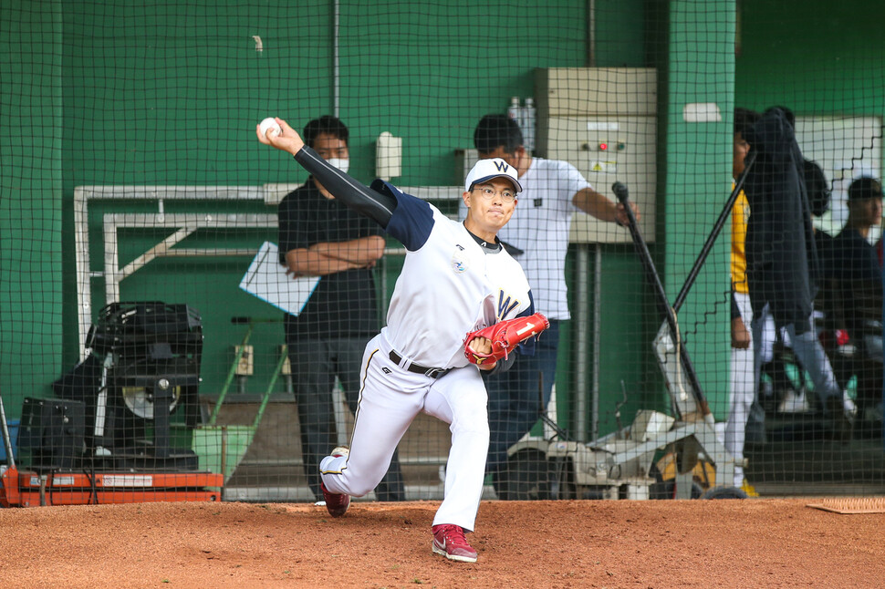 이동규가 29일 인천 강화군 에스에스지 랜더스 퓨처스필드에서 열린 2023 KBO 신인드래프트 트라이아웃에 참가해 공을 던지고 있다. 투수의 경우 30개 공을 던지는 것으로 테스트가 마무리됐다. 한국야구위원회 제공