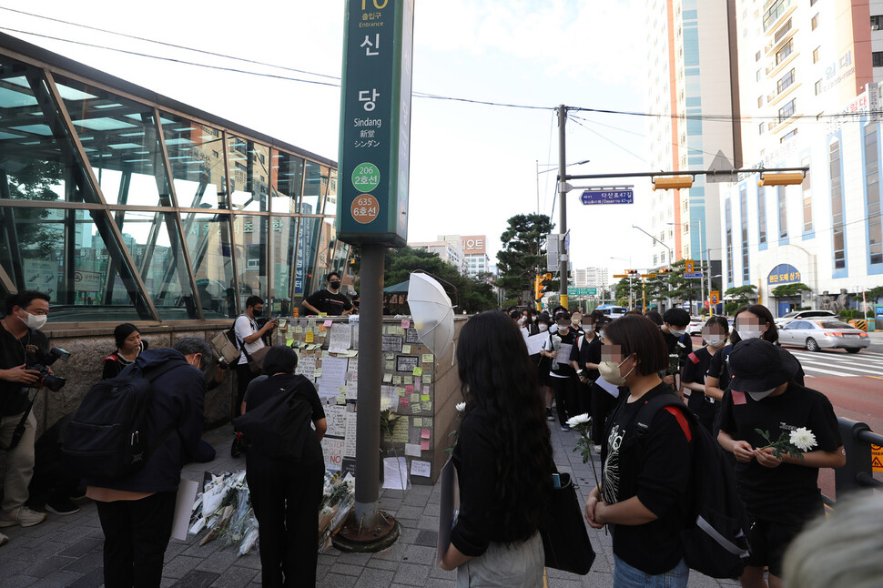 순찰 중이던 여성 역무원을 평소 스토킹하던 직장 동료가 살해한 사건이 벌어진 서울 신당역 입구에서 17일 오후 추모집회를 한 시민들이 글과 조화로 숨진 피해자를 추모하고 있다. 윤운식 선임기자 yws@hani.co.kr