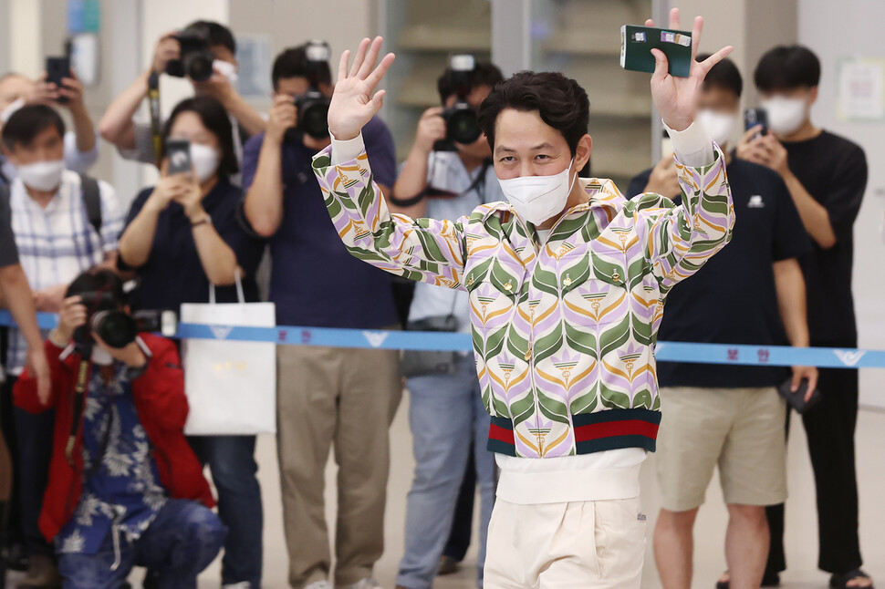 넷플릭스 한국 시리즈 ‘오징어 게임'으로 제74회 에미상에서 남우주연상을 받은 배우 이정재가 18일 오후 인천국제공항 제2터미널로 귀국하며 팬들에게 인사를 하고 있다. 연합뉴스