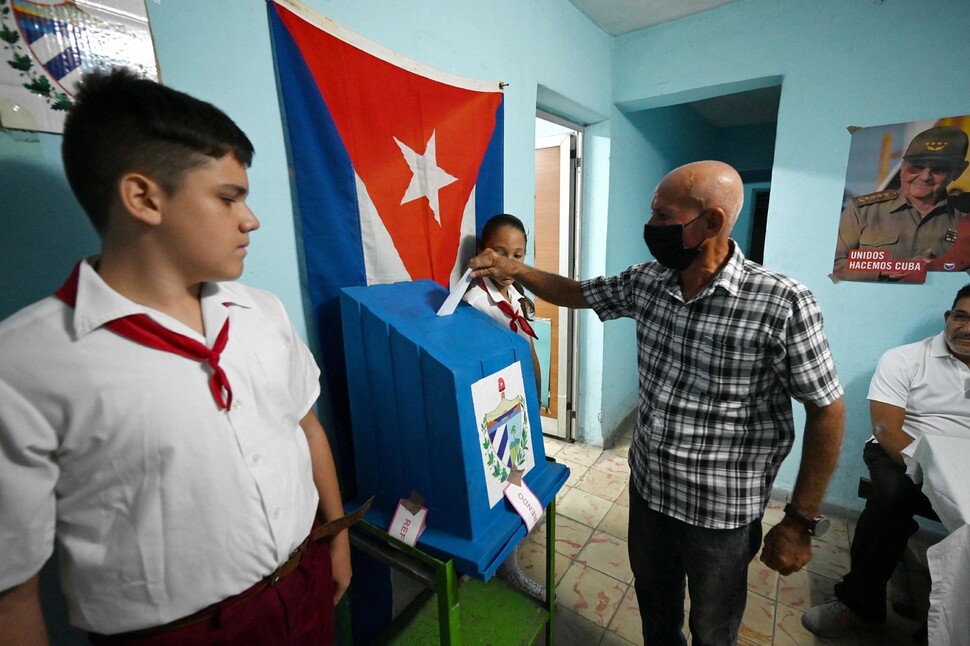 25일 쿠바 아바나에서 한 남성이 가족법 개정안 국민투표에 참여하고 있다. AFP 연합뉴스