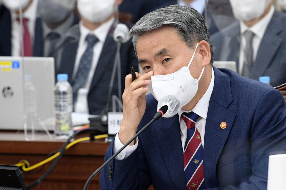 이종섭 국방부 장관이 4일 오후 서울 용산구 국방부 청사에서 열린 국회 국방위원회의 국방부 등에 대한 국정감사에서 더불어민주당 김병주 의원의 질의를 듣고 있다. 공동취재사진