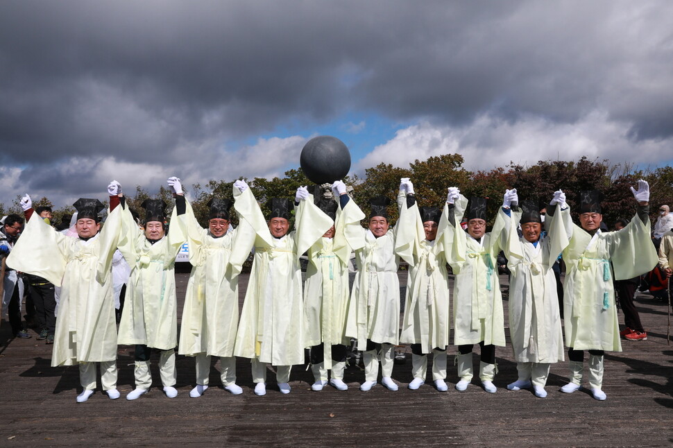 경북 김천, 전북 무주, 충북 영동 등 삼도 세 시군 단체장 등이 지난 10일 삼도봉 정상에서 손을 맞잡고 세 지역의 화합과 우의를 다졌다. 영동군 제공