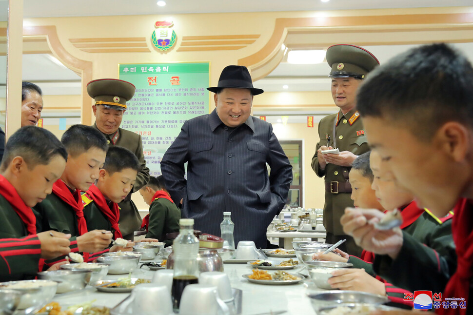 김정은 북한 국무위원장이 나흘 만에 설립 75주년을 맞은 북한의 엘리트 교육기관 만경대혁명학원을 지난 12일 방문에 이어 나흘 만인 16일 다시 방문했다. 조선중앙통신은 김 위원장이 16일 만경대혁명학원을 다시 찾아 원아들과 함께 뜻깊은 시간을 보냈다고 17일 밝혔다. 이번 방문에는 리설주 여사도 동행했다. 조선중앙통신 연합뉴스