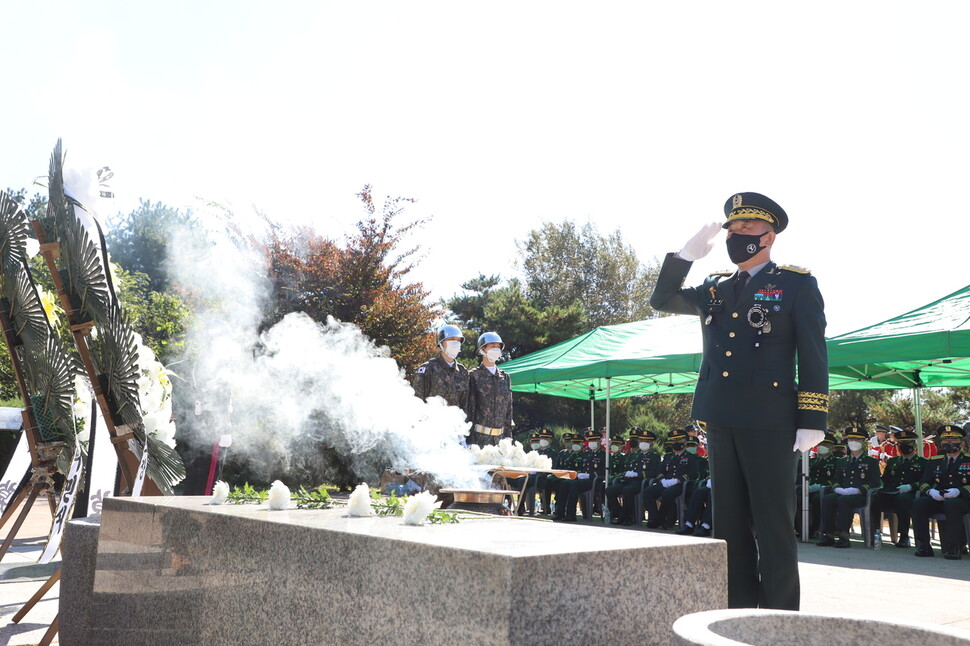 김진철 육군 9사단장이 18일 강원도 철원 백마고지 전적비 앞에서 헌화한 뒤 경례하고 있다. 육군 9사단 제공