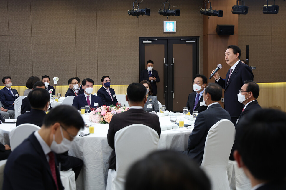 윤석열 대통령이 19일 서울 용산 국방컨벤션센터에서 열린 국민의힘 원외당협위원장 초청 오찬 간담회에서 발언을 하고 있다. 대통령실 제공